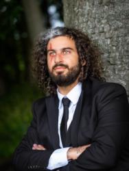 Verso in suit