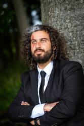 Verso in suit