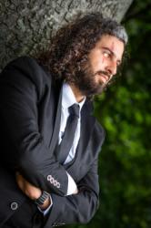 Verso in suit