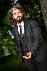 Verso in suit