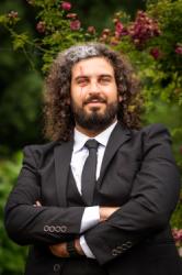 Verso in suit